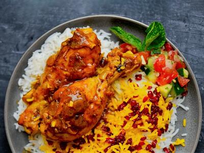 زرشک پلو با مرغ عروسی؛ مواظب باش انگشتات رو باهاش نخوری!