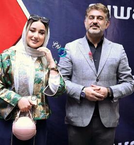 عکس/ رونمایی آقای بازیگر از چهره همسرش در یک مراسم | اقتصاد24