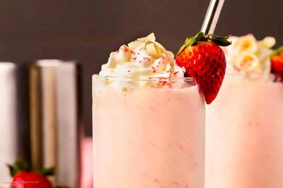 طرز تهیه میلک شیک توت فرنگی، یک نوشیدنی بهاری دلچسب و کافی شاپی