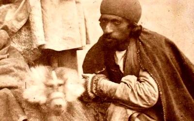 سفر به عصر قاجار؛ عکس های عجیب میمون‌بازها و مارگیرهای ایرانی در دوران قاجار