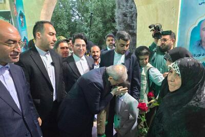 رئیس‌جمهور در بدو ورود به کرمانشاه با خانواده‌های معظم شهدا دیدار کرد