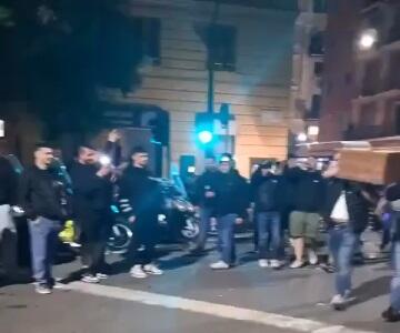 مراسم نمادین تشییع جنازه سمپدوریا توسط هواداران جنوا پس از سقوط تیم همشهری به سری چی فوتبال ایتالیا - پارس فوتبال