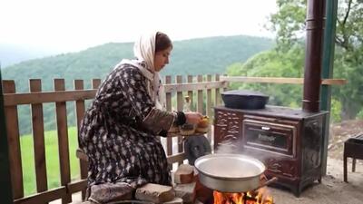 طرز تهیه مرغ شکم‌ پر روستایی در گیلان؛ خوشمزه و تنوری + فیلم