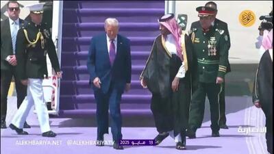 معمای رنگ کراوات ترامپ؛ چه پیامی در سفر عربستان داشت؟