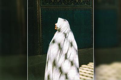 گوشه صحن گوهرشاد گل‌باران بود