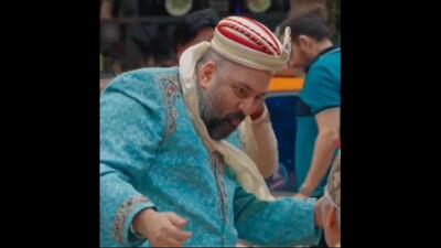 رقص هندی بامزه علی اوجی و رضا نیکخواه در برنامه جوکر خانوادگی (فیلم)