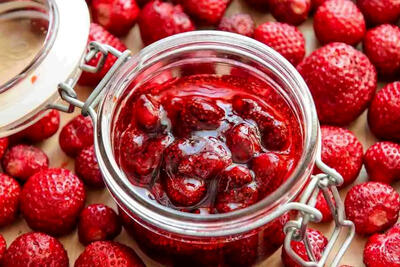 مربای توت‌فرنگی را با این روش ویژه درست کنید!