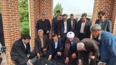 ادای احترام استاندار و رئیس کمیته امداد به شهید گمنام تاکستان