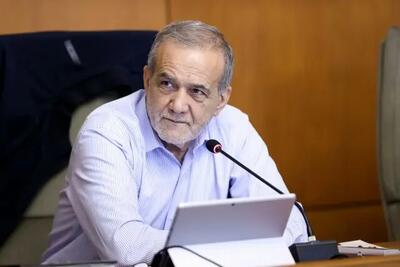 پزشکیان: رهبر انقلاب با ساده‌زیستی و صداقت الگویی کم‌نظیر هستند