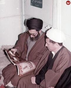عکس/ قابی ماندگار از رفسنجانی و رهبری ۴۶ سال پیش در حال مطالعه مجله سروش | اقتصاد24