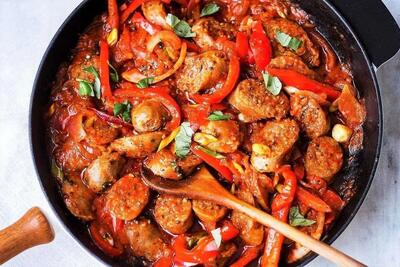 طرز تهیه خوراک سوسیس رژیمی؛ غذای سالم و خوشمزه با سبزیجات کم‌کالری