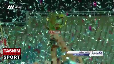 لحظه بالا بردن جام قهرمانی لیگ برتر توسط شجاع خلیل زده و بازیکنان تراکتور