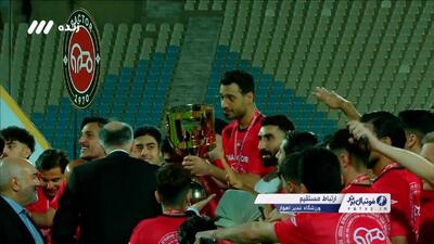 جشن قهرمانی تراکتور در لیگ برتر و بالا بردن کاپ توسط کاپیتان شجاع