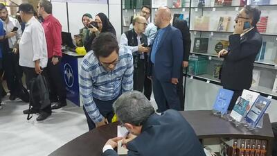 حضور وزیر امور خارجه در غرفه انتشارات اطلاعات