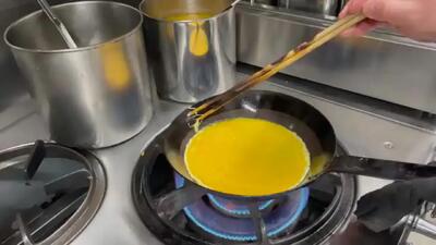 تجربه غذاهای خیابانی ژاپنی: دستور پخت فوق‌العاده با تخم مرغ و برنج + فیلم