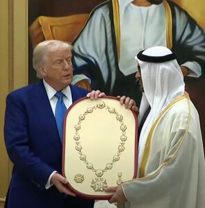 عکس/ گردنبند طلا، هدیه امیر امارات به رئیس جمهور آمریکا
