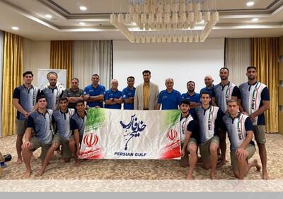 پرچم خلیج همیشه فارس در دستان ملی‌پوشان هندبال ساحلی ایران