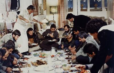 چیدمان نوستالژیک آشپزخانه‌ای که عباس آقا سوپر گوشت در آن کباب می‌زد - چیدانه