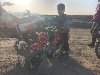 کودک 4 ساله راننده موتورسیکلت پدرش شد