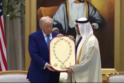 رئیس امارات به ترامپ گردنبد طلا هدیه داد+فیلم