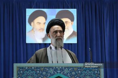 امام جمعه اصفهان: جای تأسف دارد که در کشورهای اسلامی به رئیس جمهور آمریکا، هدیه داده می شود