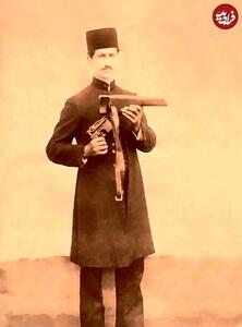 عکس/ ظاهر شوکه کننده میرزا کوچک خان ۱۲۴ سال پیش با لباس اعیانی و تفنگ در دست | اقتصاد24