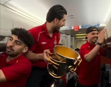 ببینید / رقص و شادی تراکتوری‌ها با جام قهرمانی لیگ در هواپیما