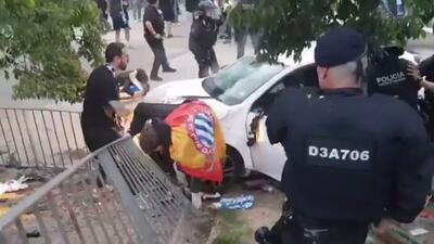 اتفاق عجیب؛ زیر گرفتن هواداران توسط یک راننده خانم در خارج از ورزشگاه بازی اسپانیول - بارسلونا