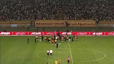 ورود جیمی جامپ به زمین در حاشیه بازی سپاهان - استقلال