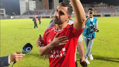 تشویق منصور باقری توسط هواداران نساجی در پایان بازی با ذوب آهن