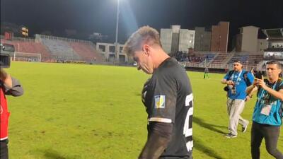 تشویق لوان پولی دروازه‌بان نساجی در پایان بازی با ذوب آهن