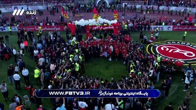 عکس یادگاری زنوزی و بازیکنان تراکتور همراه با جام قهرمانی