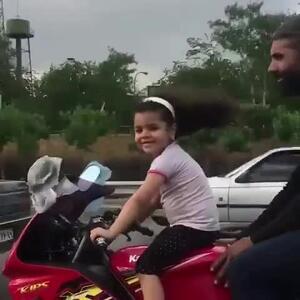 اقدام جنون‌آمیز یک پدر ایرانی؛ سپردن کنترل موتورسیکلت به کودک!