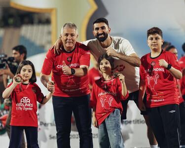 کف خوابی با جام؛ تصویر متفاوت بیرانوند و جام قهرمانی لیگ برتر / عکس - پارس فوتبال