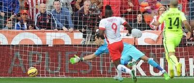 گل زیبای تیوی بیفوما، مهاجم پرسپولیس به بارسلونا در سال 2014 - پارس فوتبال