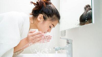 شستن صورت با آب گرم یا سرد: کدام بهتر است؟