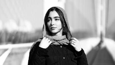 سنا حسینی بازیگر پایتخت در یک کافه عکسش لو رفت