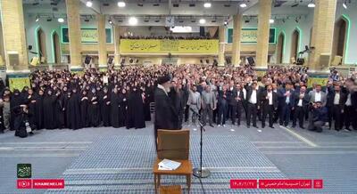 شعار «حیدر حیدر» معلمان هنگام ورود رهبر انقلاب به حسینیه امام خمینی(ره)