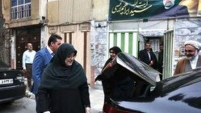 سخنگوی دولت به دیدار مادر شهید رییسی رفت
