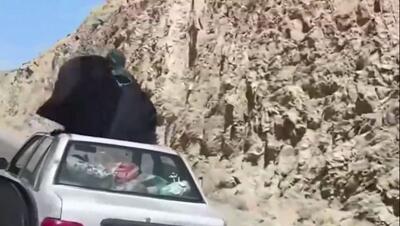 تصویر خطرناک از زنی که روی سقف پراید در حال حرکت نشسته بود/پلیس وارد عمل شد (فیلم)