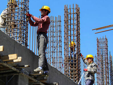 فعال کارگری:کارگران ساختمانی با برنج هندی و تایلندی روزگار می‌گذرانند
