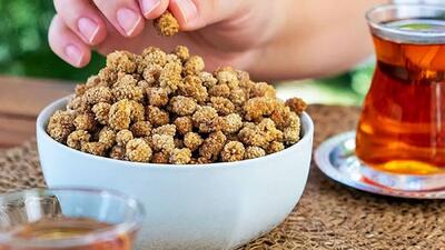 ۳ روش ساده و کاربردی برای خشک کردن توت در خانه
