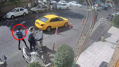 این سارق مثل آب خوردن موبایل می‌دزد!