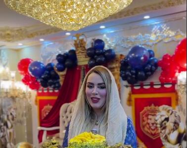 مبل، سینی غذا و لوستر، چیدمان طلایی و خز مامان شاهان برای روز پسر! - چیدانه