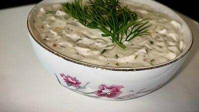 طرز تهیه ماست و خیار به سبک جدید / ماست خیار با گردو و کشمش و سبزیجات معطر