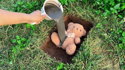 ایده خلاقانه ساخت دکوراسیون شیک با سیمان و عروسک برای باغ