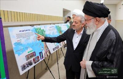 مقام معظم رهبری از نمایشگاه «همه با هم برای ایران برای مدرسه» بازدید کرد
