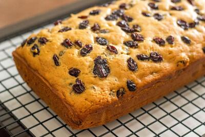 طرز تهیه  کیک کشمشی زعفران | عین قناها درست کن