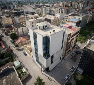 معماری جالب یک ساختمان برای مقابله با پدیده کج باران + تصویر