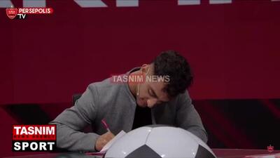 لحظه عقد قرارداد مجتبی فخریان با پرسپولیس